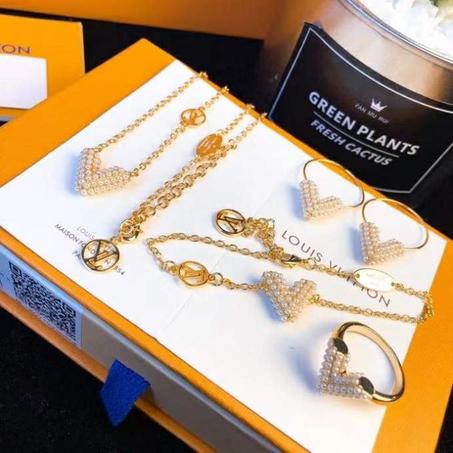 طقم لويس فيتون كامل سلسلة + سوار + أقراط + خاتم