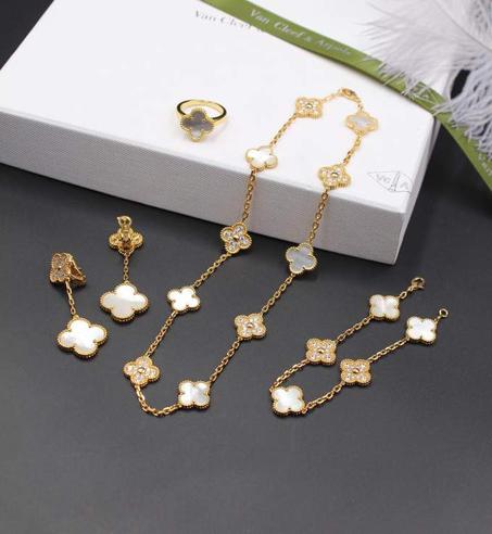 فان كليف طقم كامل سوار + سلسلة + أقراط + خاتم