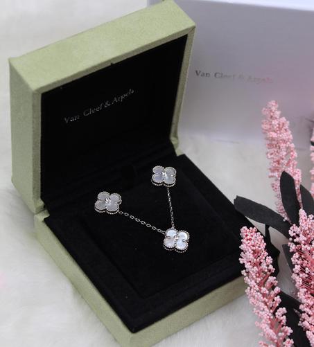 Vintage Alhambra necklace,3 motifs