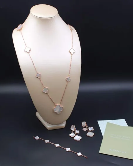 طقم فان كليف سوارة + سلسلة + أقراط روز جولد