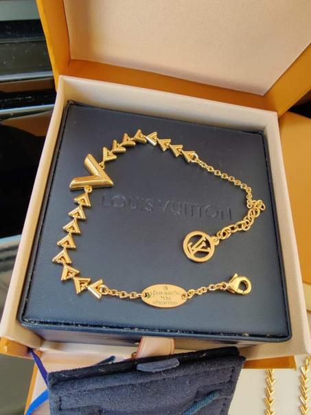 طقم لويس فيتون كامل سلسلة + سوار + أقراط جولد