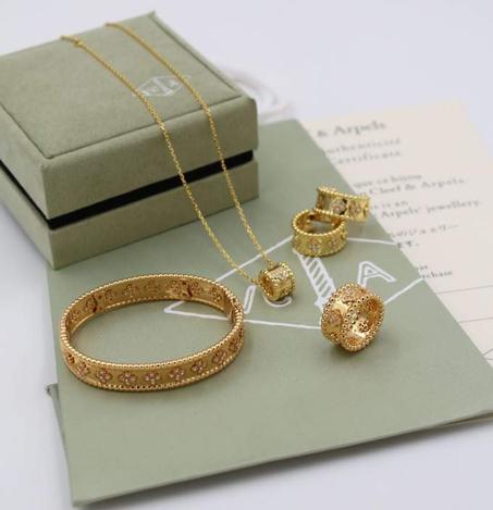 Van Cleef & Arpels Full set gold