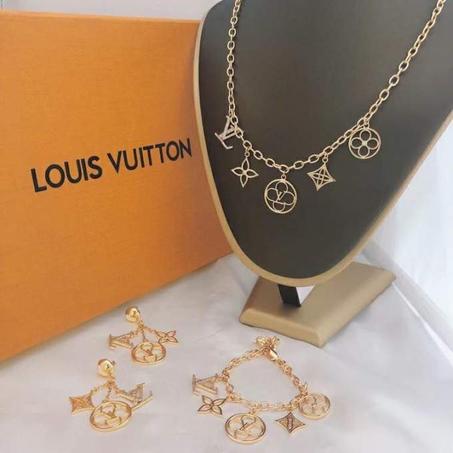 طقم لويس فيتون كامل سلسلة + سوار + أقراط جولد