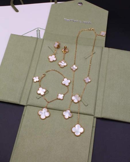 طقم فان كليف سوارة + سلسلة + أقراط