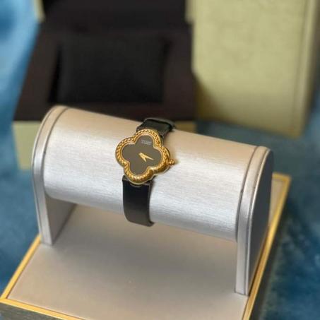 Van Cleef Sweet Alhambra watch