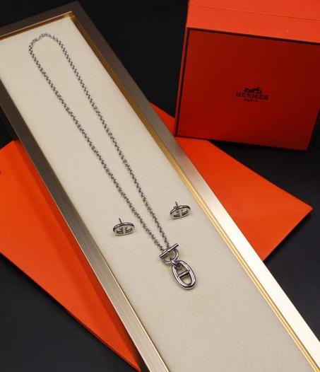 طقم هيرميس أقراط + عقد - 2 لون