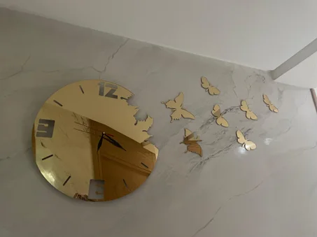 🌟 روعة الفراشات الذهبية: ساعة فريدة بـ 7 فراشات تجسد الجمال! 🌟