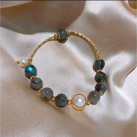 إسوارة راقية ، مصنوعة من حجر القمر الطبيعي حجر الأنوثة و الإبداع 💎يساعد على الهدوء والانسجام الداخلي، يعزّز صفاء الذهن،يمتص الطاقات السلبية  إسوارة أنيقة لجميع المناسبات