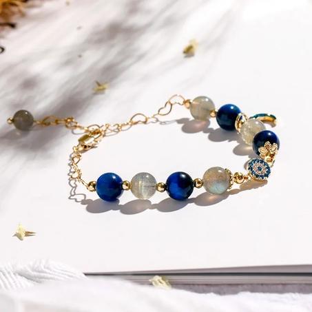 إسوارة فخمة و راقية من أحجار طبيعية حجر القوة عين النمر الأزرق الطبيعي و حجر الأنوثة و الإبداع حجر القمر الطبيعي ملائم لجميع المقاسات Réglable