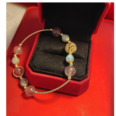 إسوارة فاخرة تجمع بين  حجر الأنوثة و الإبداع حجر القمر الطبيعي و حجر المحبة و الثقة في النفس الستراوبيري كوارتز الطبيعي، قطعة أنثوية ساحرة أحجار طبيعية طلاء ذهب طويل الأمد ملائم معصم صغير فقط