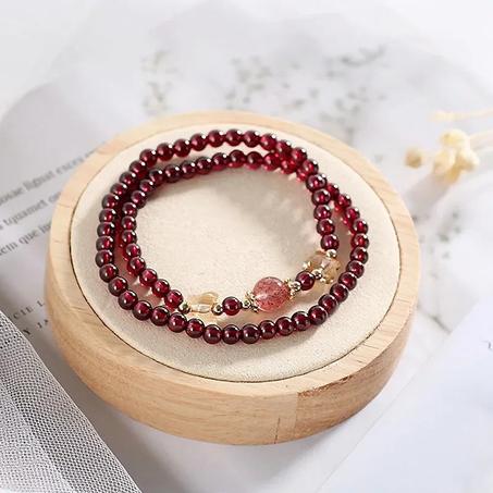 حجر الحيوية و العاطفة حجر طبيعي  100% الغارنت الطبيعي الأنيق حجر القوة الداخلية  و الثقة بالنفس مع حجر المحبة الستراوبيري كوارتز الطبيعي  مناسب قياس معصم صغير لمتوسط