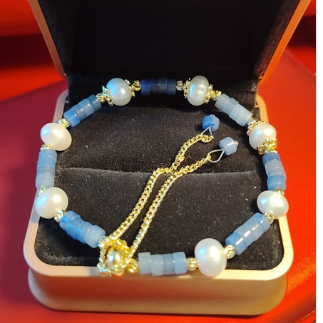 إسوارة الفخامة حجر الجاد الأزرق الطبيعي حجر الحظ الهدوء و الثقة بالنفس ، و الجوهر الأبيض الطبيعي الراقي حجر الأنوثة ملائمة لجميع المقاسات adjustable أحجار طبيعية