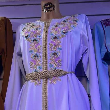 قفطان أبيض مطرز