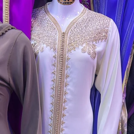 قفطان أبيض مزوق بالصقلي