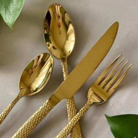 Set de 24 Couverts de Table Doré – Cuillères, Couteaux et Fourchettes