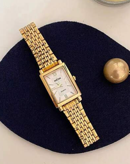 Montre classique Dorée Pour Femme Avec Fond Blanc