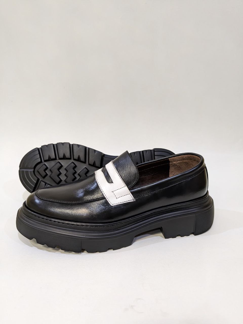 "Chaussures homme élégantes noires avec touches blanches