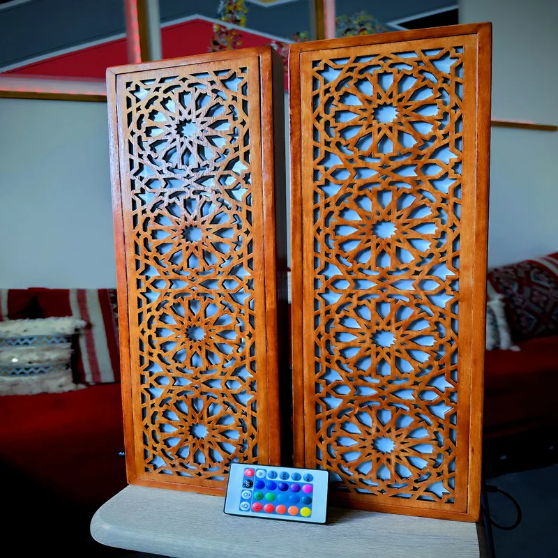 باك ديكور خشبي مقطوع بالليزر متغير الألوان RGB بجهاز تحكم عن بعد، أساس الطراز المغربي التقليدي المعاصر، مصنوع يدويا من خشب عالي الجودة + توصيل مجاني لحد باب البيت والدفع عند الإستلام.