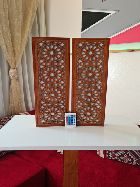 باك ديكور خشبي مقطوع بالليزر متغير الألوان RGB بجهاز تحكم عن بعد، أساس الطراز المغربي التقليدي المعاصر، مصنوع يدويا من خشب عالي الجودة + توصيل مجاني لحد باب البيت والدفع عند الإستلام.