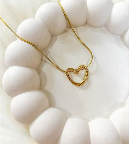 Vera Elegant Heart Necklace – Minimalist Gold Luxury Pendant for Women