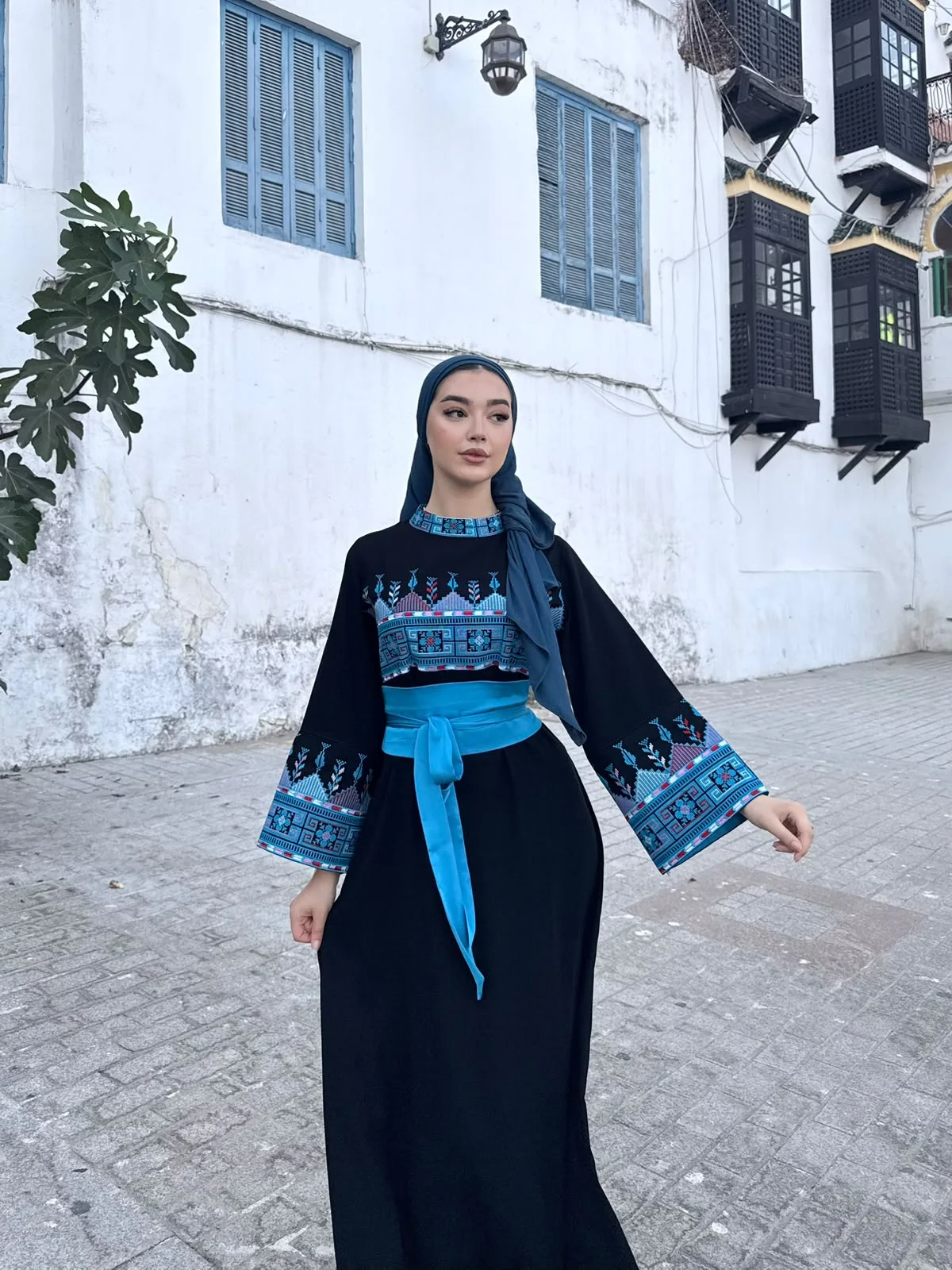 فستان ياقوت — أناقة مطرّزة تليق بيك