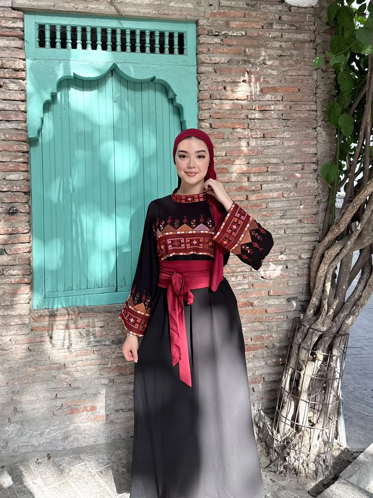 فستان ياقوت — أناقة مطرّزة تليق بيك