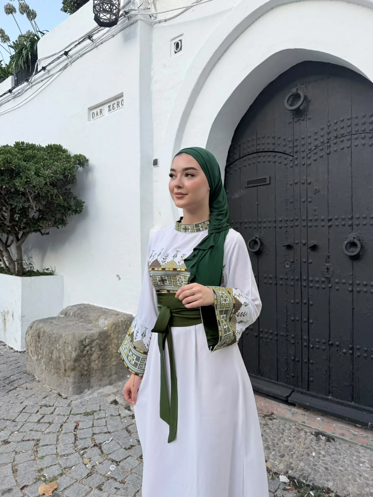 فستان ياقوت — أناقة مطرّزة تليق بيك