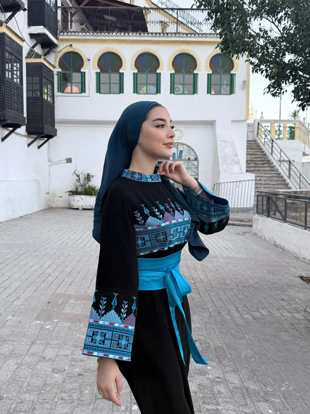 فستان ياقوت — أناقة مطرّزة تليق بيك