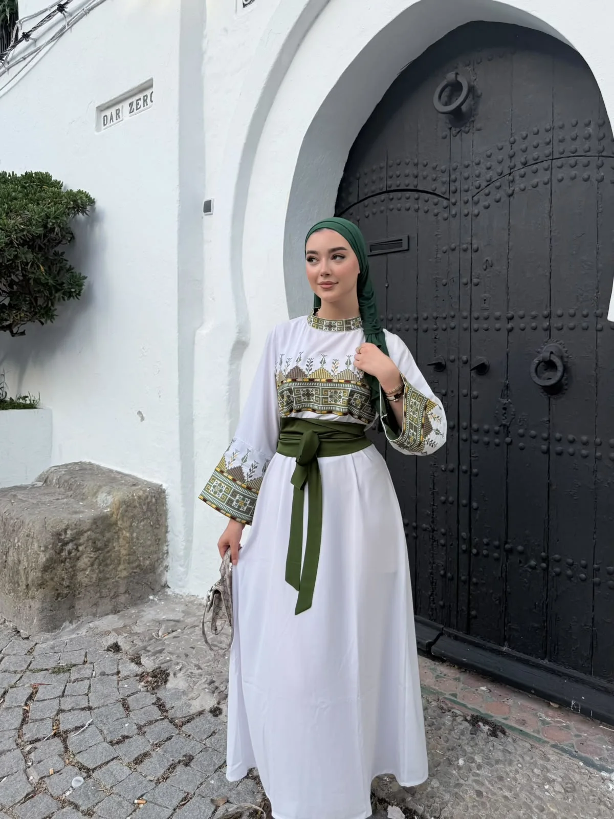 فستان ياقوت — أناقة مطرّزة تليق بيك
