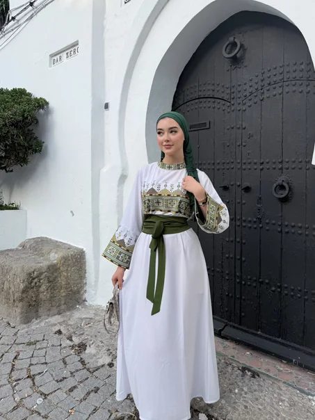 فستان ياقوت — أناقة مطرّزة تليق بيك
