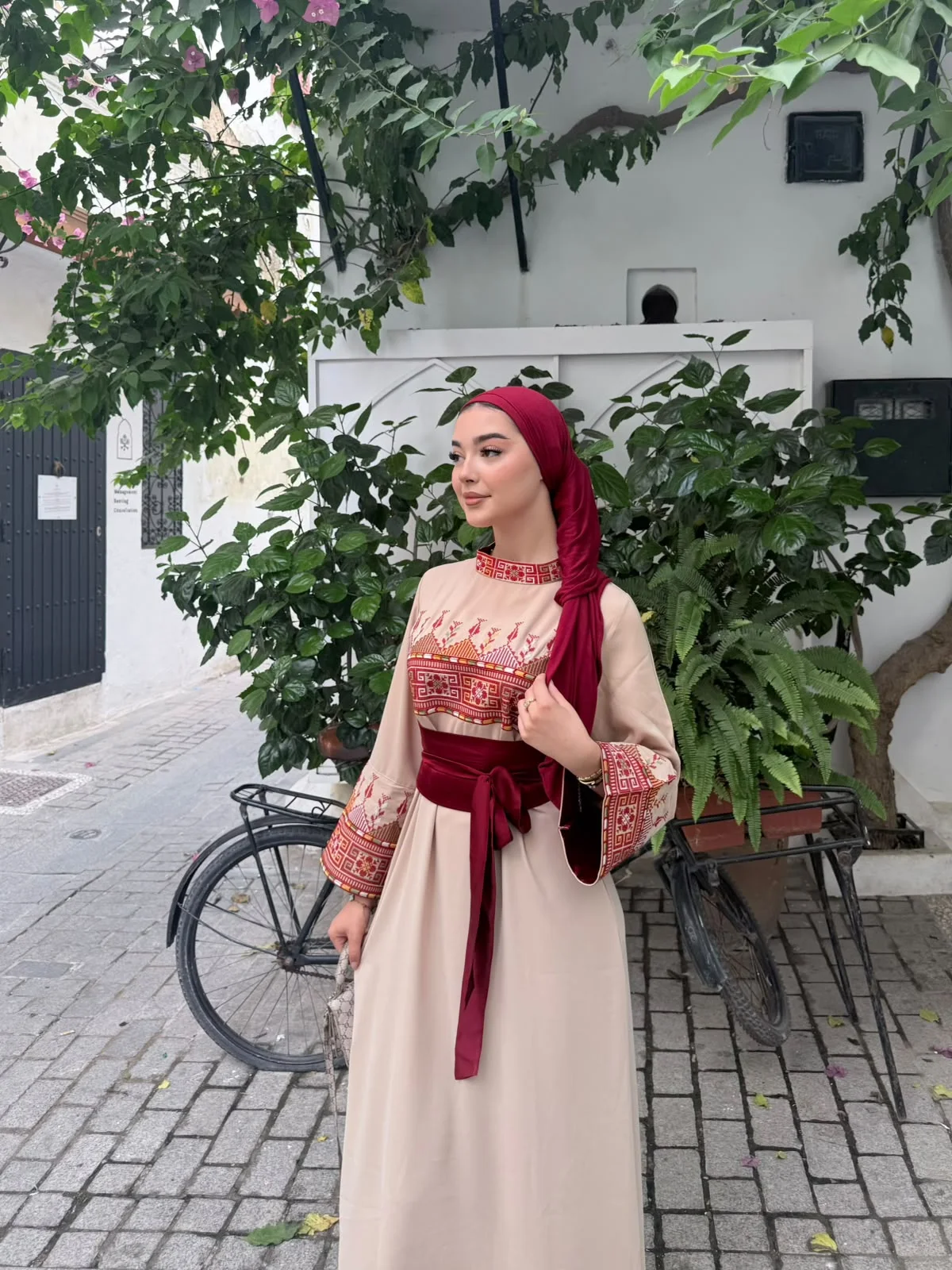 فستان ياقوت — أناقة مطرّزة تليق بيك