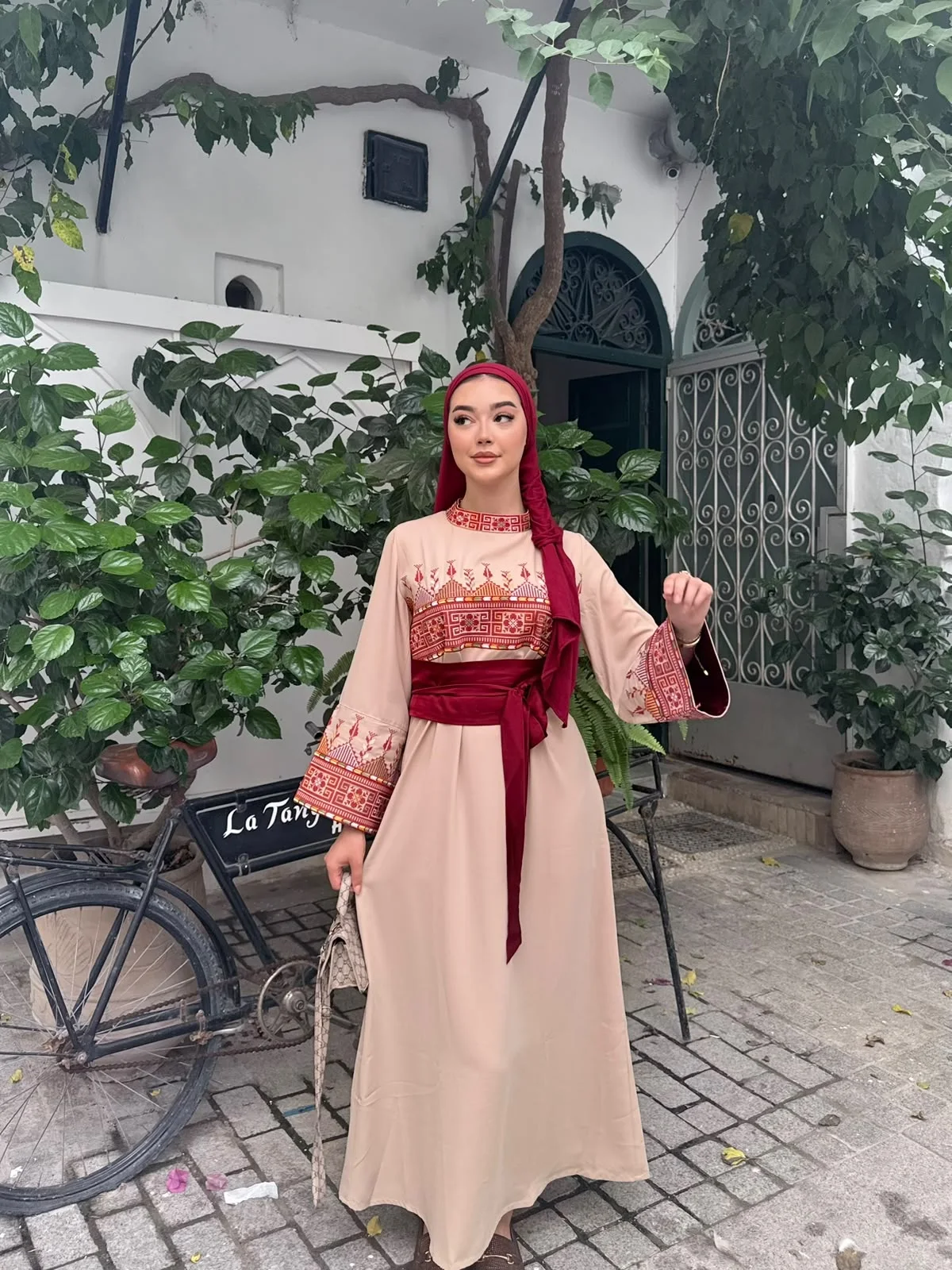 فستان ياقوت — أناقة مطرّزة تليق بيك