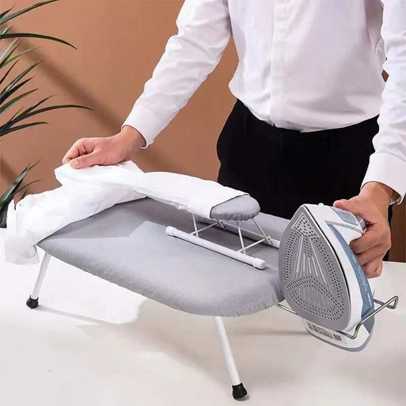 طاولة كي ملابس صغيرة وقابلة للطي