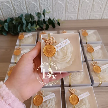 وردة الشمع معطرة