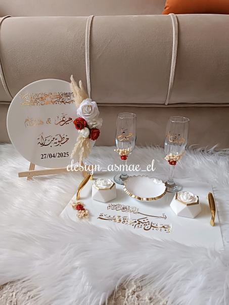 طقم خطوبة فاخر مزين بالورود وتاريخ المناسبة