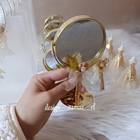 مرآة يد ذهبية