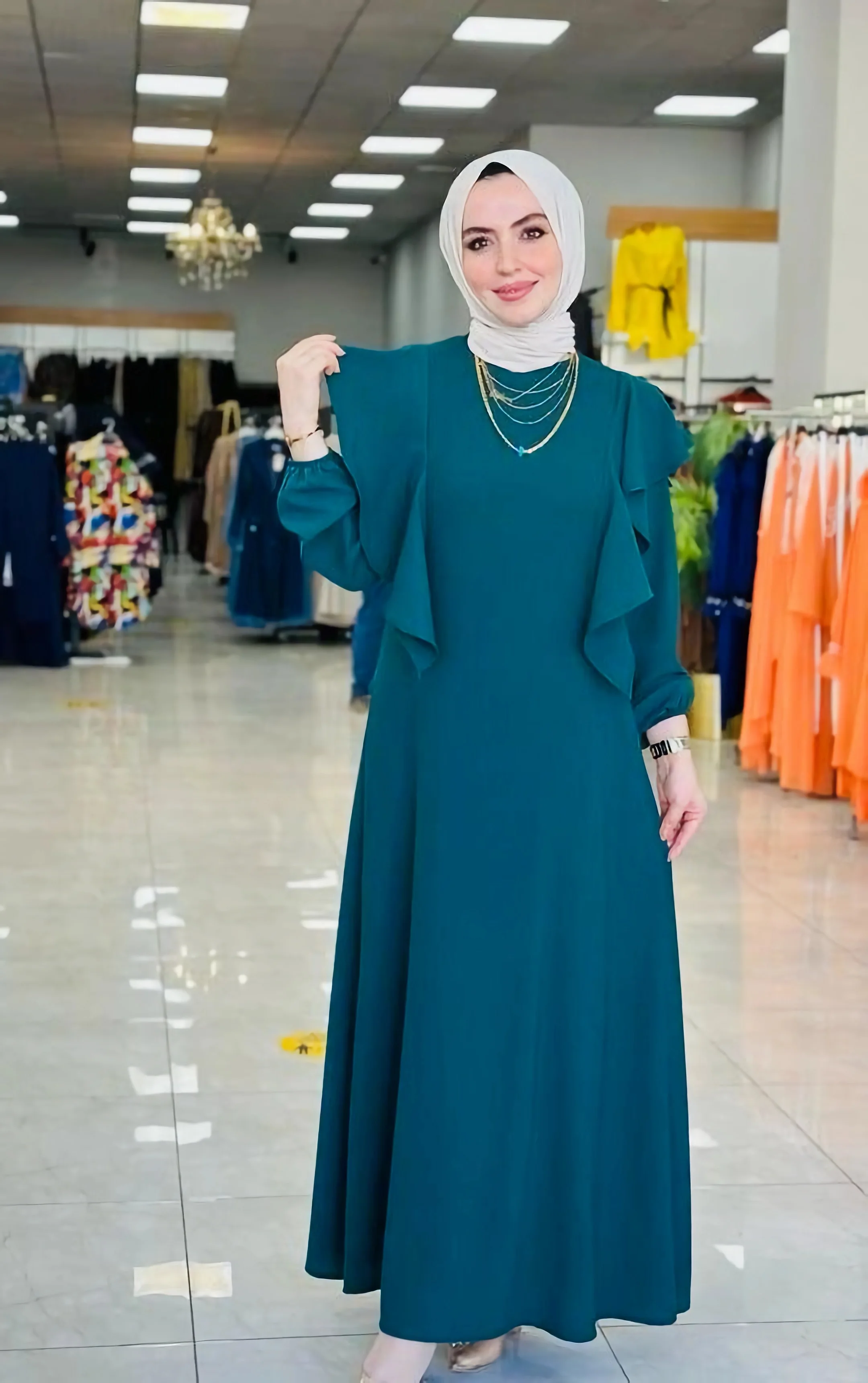 ✨فستان طويل بتصميم عصري وراقي يمنحك مظهراً أنثوياً 💫