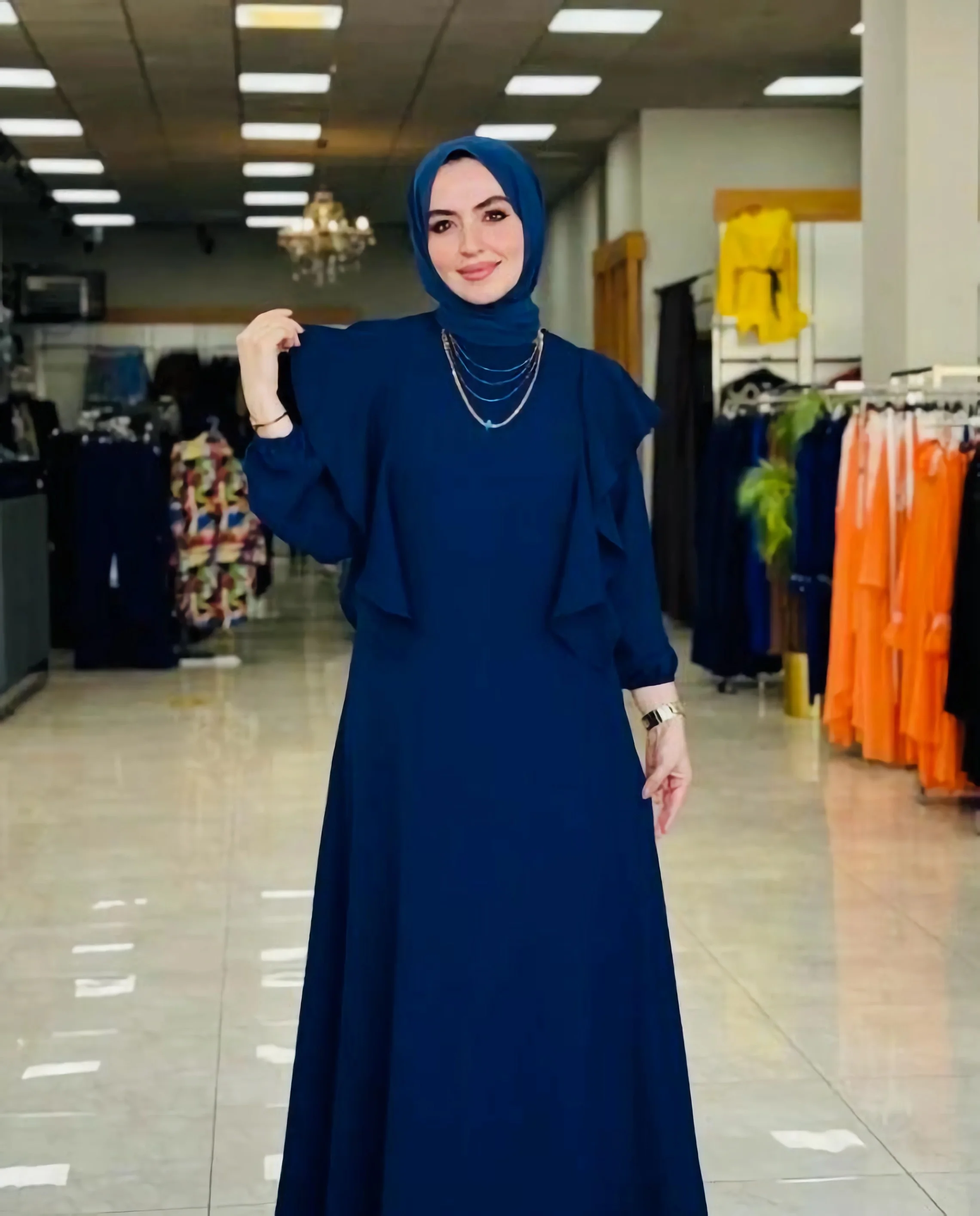 ✨فستان طويل بتصميم عصري وراقي يمنحك مظهراً أنثوياً 💫