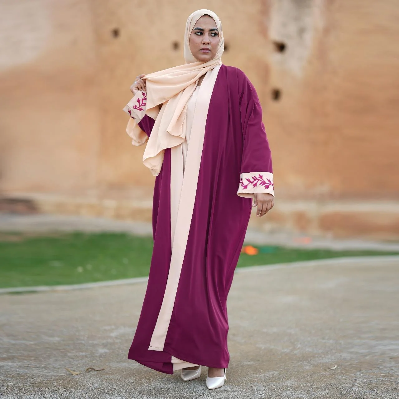 عباية مطروزة الأكمام بمقاس standard