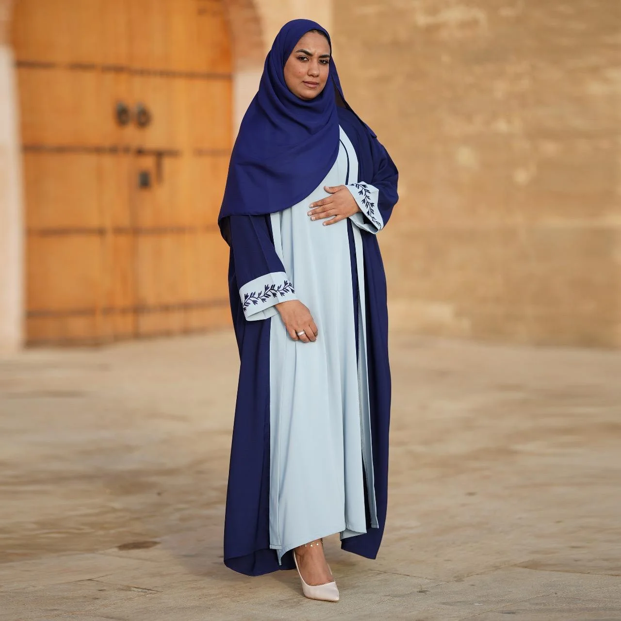 عباية مطروزة الأكمام بمقاس standard