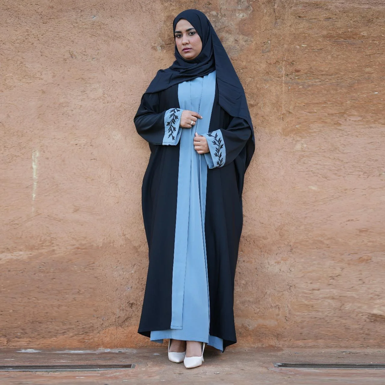 عباية مطروزة الأكمام بمقاس standard