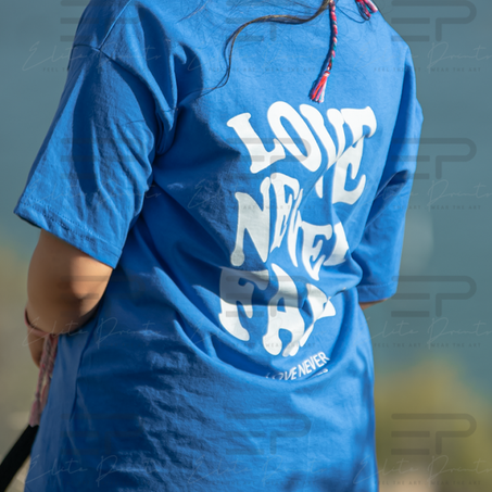 LOVE NEVER FAILS t-shirt oversize
