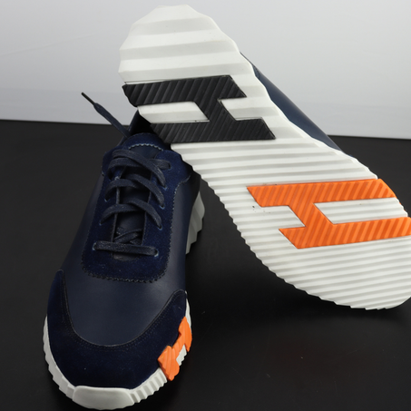 حذاء رياضي جلدي