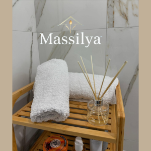 أضف لمسة من التنظيم والأناقة إلى حمامك مع هذه السلة العصرية للغسيل.