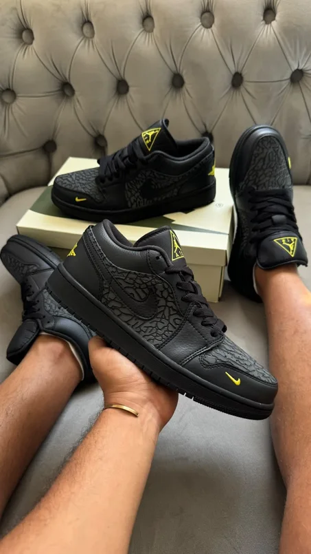 NIKE AIR  JORDAN LOW