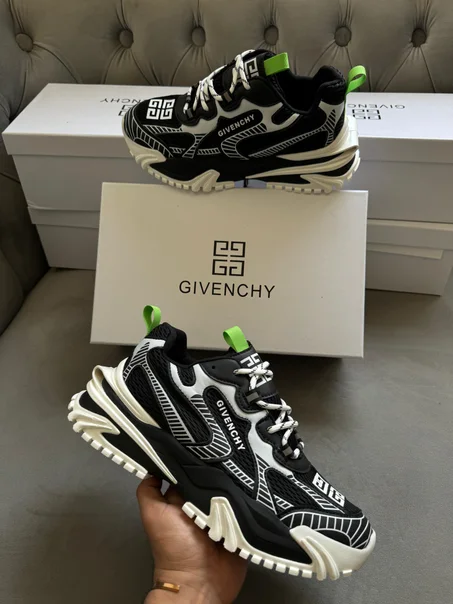 GIVENCHY