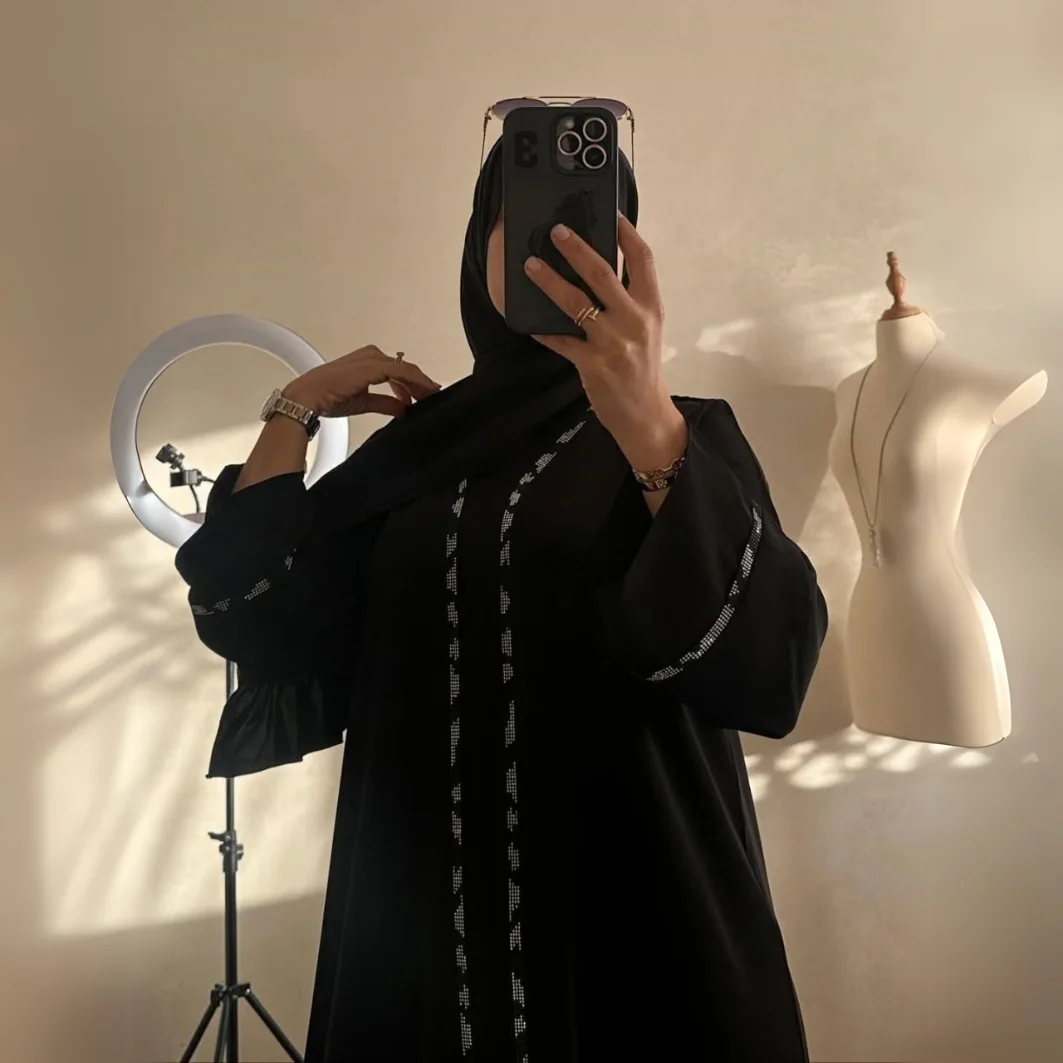 عباية بتصميم فاخر يجمع بين الفخامة والراحة