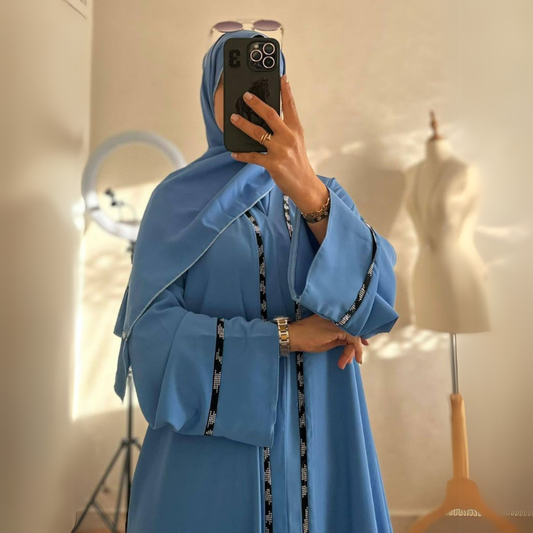 عباية بتصميم فاخر يجمع بين الفخامة والراحة