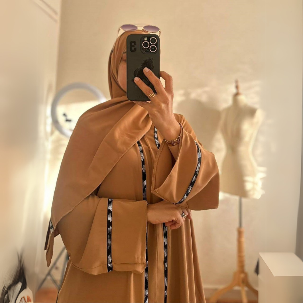 عباية بتصميم فاخر يجمع بين الفخامة والراحة