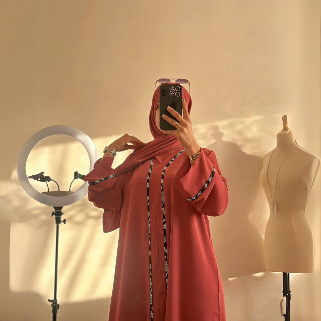 عباية بتصميم فاخر يجمع بين الفخامة والراحة